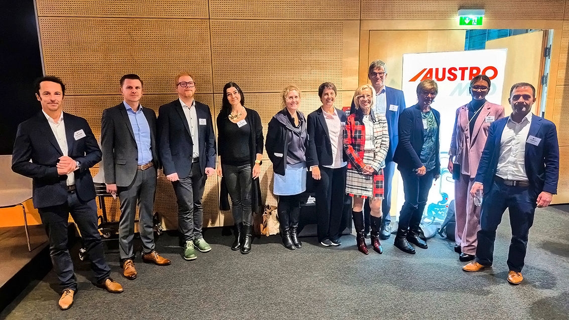 Elf Personen bilden die Arbeitsgruppe