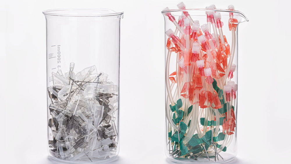 einen Behälter mit Diacan Flex-Nadeln und einen Behälter mit konventionellen Nadeln