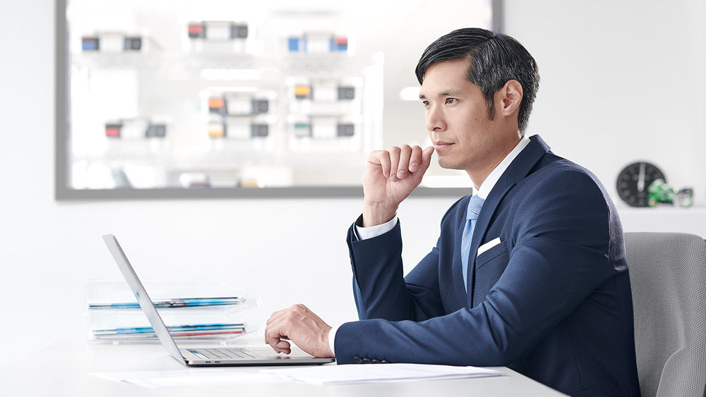 Krankenhausmanager denkt über Herausforderungen im Gesundheitswesen nach