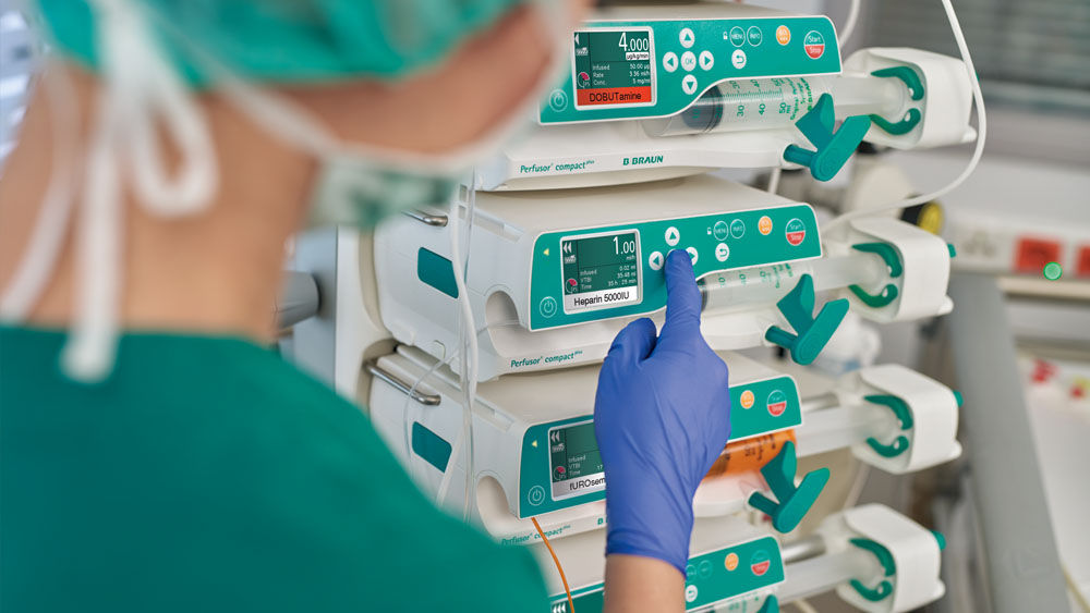 Eine medizinische Fachkraft setzt compactplus