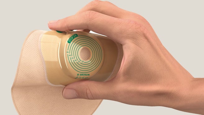 Hand drückt auf den Hautschutz einer soft-konvexen Stomaversorgung, um die Flexibilität zu demonstrieren