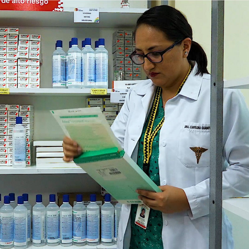 Medizinische Fachkraft betrachtet Askina Verbände