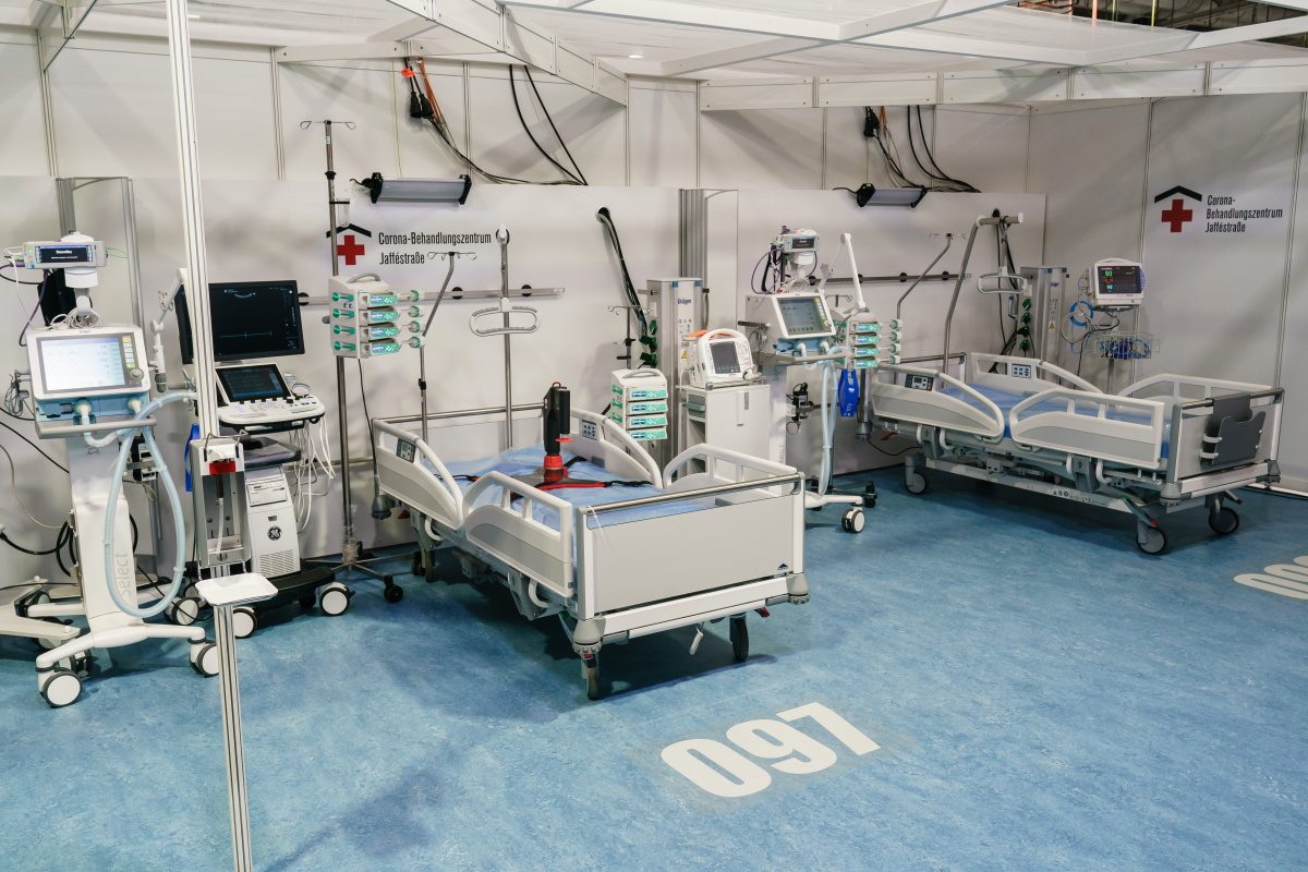 In Rekordzeit hochgezogen: Das Notkrankenhaus an der Berliner Messe ist dank B. Braun-Unterstützung bereit, Patient*innen aufzunehmen. Quelle: ddp images/Pool EPA
