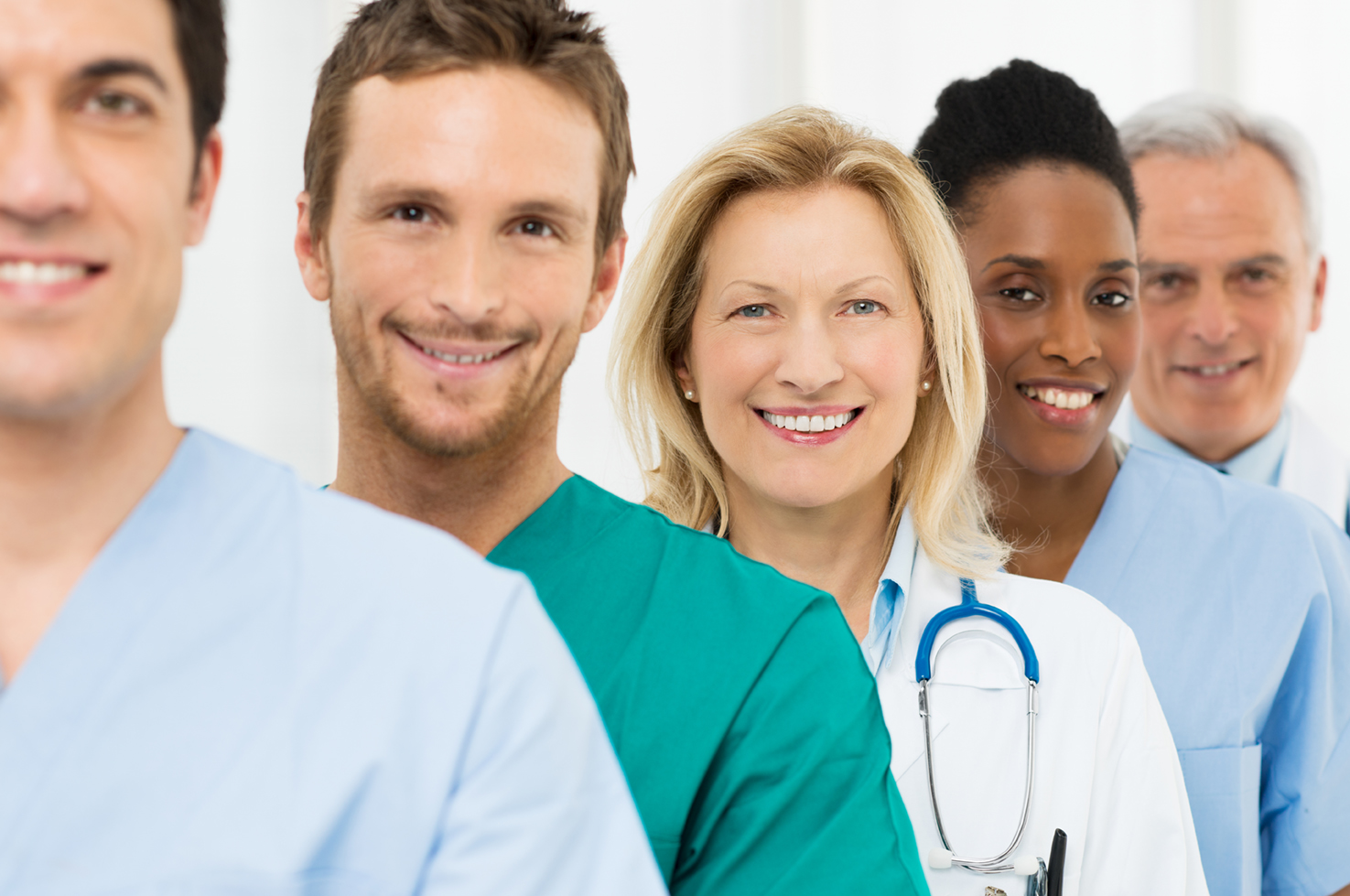 Eine Gruppe erfolgreicher Ärzte im Krankenhaus, die gemeinsam für ein Foto posieren