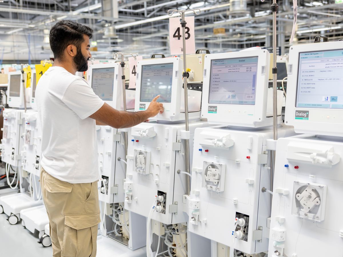Applikationsspezialist arbeitet in der Produktion an einer Dialysemaschine