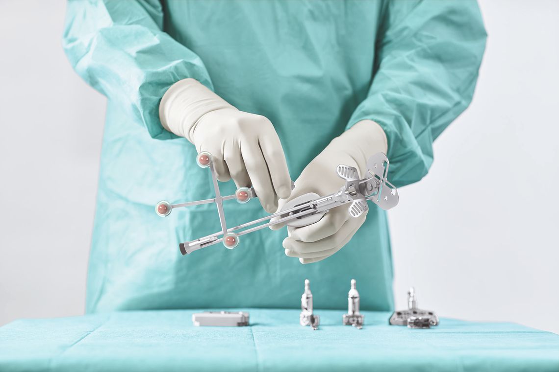 Chirurg*in beim Produkthandling orthopädische Chirurgie