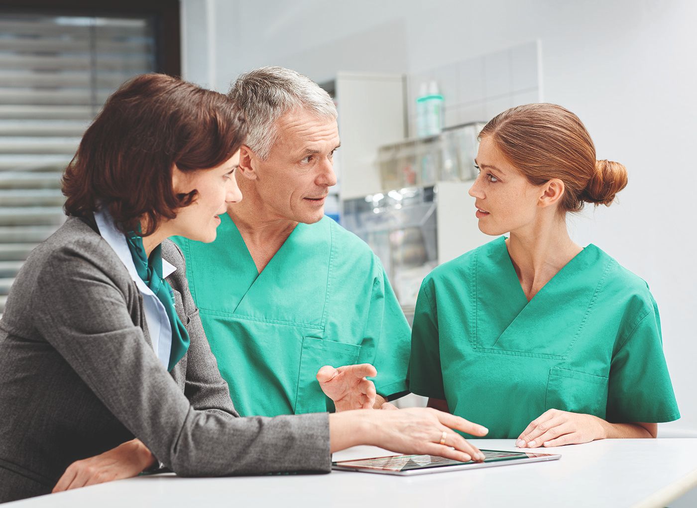 Medizinprodukteberaterin im Gespräch mit zwei Health Care Professionals 
