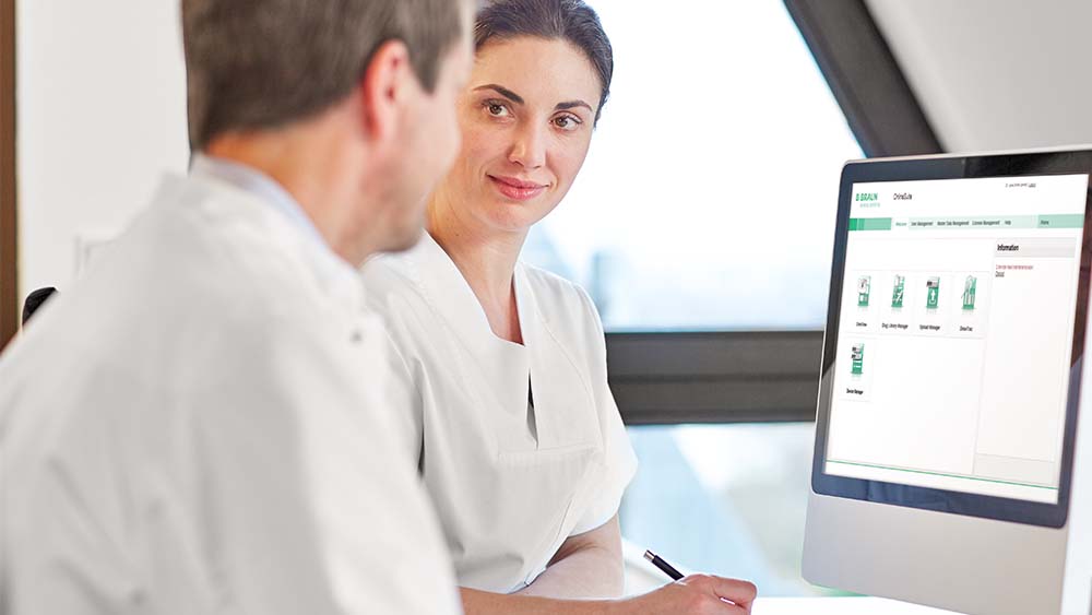 Mann und Frau sitzen vor einem Monitor