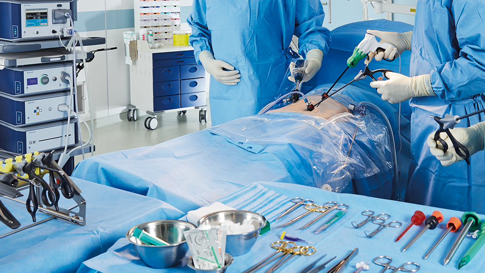 Minimalinvasive Chirurgie im OP mit verschiedenen Geräten und Instrumenten