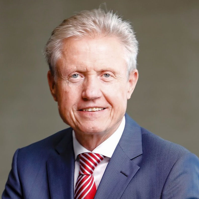 Porträt von Professor René Fortelny in Businesskleidung, der selbstbewusst in die Kamera blickt